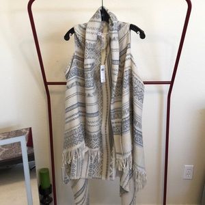 BCBGeneration Fringe Vest in white geo print